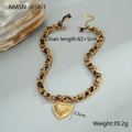 Detail van de luipaardketting met een 2,5 cm grote gehamerde gouden hartjes hanger - Grote Hart Gehamerde Ketting Halsketting (NMSN-J658-1) / 18K goud