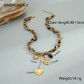 Detail van 18K vergulde hartjeshangers met luipaardprint op een roestvrijstalen ketting - Hart Zon Combinatie Halsketting (NMSN-J658-2) / 18K goud