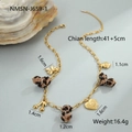 Detailweergave van gouden ketting met luipaardhart, strik en kersenhangers op grijze achtergrond - Kersen Hanger Combinatie Halsketting (NMSN-J659-1) / 18K goud