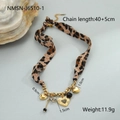 Detail van luipaardprint lintketting met gouden hartjes hangers en productafmetingen - Zwarte Strass Hart Patchwork Choker (NMSN-J6510-1) / 18K goud