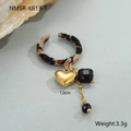 Detail van luipaardprint ring met gouden hart hanger en zwarte stenen bedeltjes - Luipaard Hart Combinatiering (NMSR-K613-1) / 18K goud