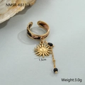 Macro-opname van een gouden ring met luipaardprint, zonnehanger en details van kralenketting - Lange Ketting Zon Tassel Ring (NMSR-K613-3) / 18K goud