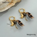 Detail van gouden maan oorbellen met luipaardstrik en afmetingen van 1.0cm en 4.4g - Maangezicht Combinatie Charm Oorbellen (NMSE-J6510-4) / 18K goud