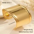 Foto macro de brazalete ancho en acero inoxidable dorado pulido con dimensiones - Estilo Ancho Liso (NMSB-J613-1) / Chapado en oro 18K
