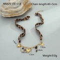 Detail van luipaardprint zijden lint ketting met gouden hartjes en afmetingen - Hart Combinatie Mode Halsketting (NMSN-K613-4) / 18K goud