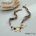 Detail van luipaardprint lint ketting met gouden hartjes hangers en kraal accenten - Getextureerde Hart Patchwork Halsketting (NMSN-K614-1) / 18K goud