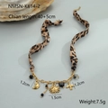 Detail van de ketting met luipaardprint lint en hangers van zon, maan en hart - Zon Maan Combinatie Halsketting (NMSN-K614-2) / 18K goud