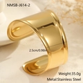 Detalle del brazalete de acero inoxidable dorado de 2,5 cm de ancho con especificaciones - Estilo Liso Minimalista (NMSB-J614-2) / Chapado en oro 18K