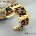 Detail van de 18K vergulde luipaardprint brede armband met 3,2 cm breedteschaal - Brede Vierkante Luipaard Armring (NMSB-K615-2) / 18K goud