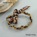 Detail van luipaardprint lint verweven met 18K vergulde ketting en een mooie strik - Strik Luipaard Armring (NMSB-K616-3) / 18K goud