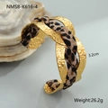 Detailweergave van brede luipaardprint armband met 18K goud gehamerde textuur afwerking - Brede Ronde Gehamerde Armring (NMSB-K616-4) / 18K goud