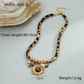 Macro-opname van luipaardketting met zonnestraal tijgeroog hanger en parel accenten - Zon Tijgeroog Steen Halsketting (NMSN-J658-3) / 18K goud