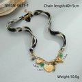 Detalle del collar con cinta de leopardo, colgantes de corazón dorado y cuentas verdes - Collar de Combinación de Corazón de Leopardo (NMSN-K611-1) / Chapado en oro 18K