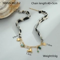 Detalle del collar de cinta de leopardo con colgantes de sol y corazones dorados - Collar de Patchwork de Corazón y Flor (NMSN-K611-2) / Chapado en oro 18K