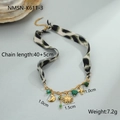 Detail van luipaardprint ketting met zon en maan hangers, verstelbare ketting van 40+5cm - Zon Maan Combinatie Halsketting (NMSN-K611-3) / 18K goud