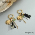 Detail van gouden zon oorbellen met luipaardprint en stoffen kwastjes als hangers - Zonnehanger Tassel Oorbellen (NMSE-K612-4) / 18K goud
