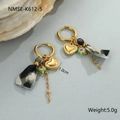 Detail van gouden hartjesoorbellen met luipaardprint stof en decoratieve bloemkraal - Hart Combinatie Charm Oorbellen (NMSE-K612-5) / 18K goud