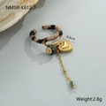 Detail van luipaardprint ring met hartvormige hanger en groene kralen, lichtgewicht 2,8g - Gepatroneerd Hart Ring (NMSR-K612-1) / 18K goud