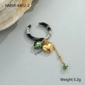 Detail van oorring met luipaardprint stof, gouden hartje en groene kralen - Gladde Hart Tassel Ring (NMSR-K612-2) / 18K goud