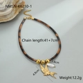 Detailweergave van luipaardprint lederen ketting met gouden vogelhanger en parelaccent - Kolibrie Combinatie Hanger Halsketting (NMSN-K6210-1) / 18K goud