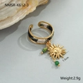 Detail van een ring met zonnehanger, groene kralen en stoffen inleg van 2,9 gram - Open Ring met Zonnehanger (NMSR-K612-3) / 18K goud