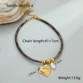 Detailopname van luipaard lederen ketting met gouden hart hanger en parel accent - Getextureerde Hart Parel Halsketting (NMSN-K6210-4) / 18K goud