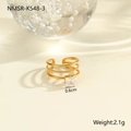 Detail van 18K vergulde stalen ring met een vierkante zirkoon en drielaagse bandontwerp - Vierkante Steen Drielaagse Kralenstijl (NMSR-K548-3)
