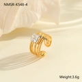 Detail van de 18K vergulde meerlaagse ring met vierkante zirkoon en afmetingsgegevens - Vierkante Zirkoon Vierlagige Open Stijl (NMSR-K548-4)