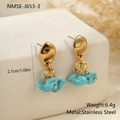 Detalle de pendientes de acero con turquesa azul, tamaño 2,7 cm y un peso de 6,4 gramos - Pendientes Irregulares de Turquesa Estilo Metal Líquido (NMSE-J653-3)