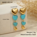 Detalle de pendientes de corazón en acero inoxidable con textura turquesa y longitud de 4,3cm - Pendientes de Corazón de Turquesa en Niveles (NMSE-J653-4)