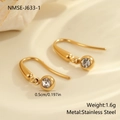 Dettaglio macro di orecchini a gancio in acciaio placcato oro 18k con zircone e misure - Stile Gancio Dorato in Acciaio Inossidabile (NMSE-J633-1)