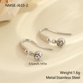 Dettaglio di orecchini a gancio in acciaio con pietra di zirconia da 0,5 cm - Stile Gancio Argentato in Acciaio Inossidabile (NMSE-J633-2)