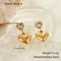 Vista dettagliata di orecchini a cuore in acciaio dorato e zircone con dimensioni indicate - Stile Cuore Dorato in Acciaio Inossidabile (NMSE-K636-4)