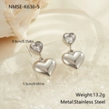 Dettaglio di orecchini a cuore con zirconi su un vassoio decorativo a forma di conchiglia - Stile Cuore Argentato in Acciaio Inossidabile (NMSE-K636-5)