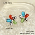 Detailansicht der 18K vergoldeten Edelstahl-Ohrstecker in Blumenform mit Katzenaugenstein - Silbernes Blumen-Stil (NMSE-J751-2) / 18K-Gold