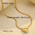 Detalle del colgante de corazón dorado con textura martillada y cadena de cuerda torcida - Estilo Corazón Martillado de Cuerda Trenzada Dorada (NMSN-A259-1)