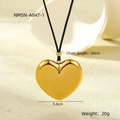 Detalle de un colgante de corazón 3D en cordón negro con medidas de 5,0cm y 66cm - Estilo Corazón Pulido Dorado Grande (NMSN-A847-1)