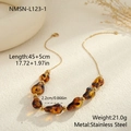 Detail von Bernstein-Resinperlen und vergoldeter Edelstahlkette aus 18 Karat Gold - Bernstein-Textur Halskette (NMSN-L123-1) / 18K-Gold