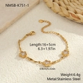 Detail van een gouden roestvrijstalen armband met drie sterbedels en zirkonia-inzetstukken - Ster (NMSB-K751-1) / 18K goud