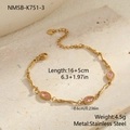 Detail van gouden roestvrijstalen armband met roze zirkonen op stenen oppervlak - Roze Strass (NMSB-K751-3) / 18K goud