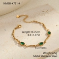 Detail van de goudkleurige roestvrijstalen armband met drie groene zirkonia en parelrand - Ovale Groene Strass (NMSB-K751-4) / 18K goud