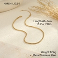 Dettaglio della catena d'oro in acciaio inossidabile con chiusura a moschettone e pietre - Oro 18K / Collana intrecciata dorata