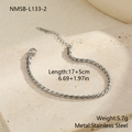 Vista macro di un bracciale a catena ritorta in acciaio inossidabile con chiusura a moschettone - Oro 18K / Bracciale a Catena Intrecciata Acciaio