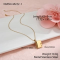 Dettaglio di una collana a busta cuore dorata in acciaio inox con misure esatte - Stile Libro Cuore Traforato Oro (NMSN-M222-1)