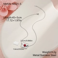 Dettaglio della collana con ciondolo a busta in acciaio inossidabile e cuore rosso - Stile Cuore Rosso Argento (NMSN-M221-5)