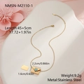 Dettaglio della collana in acciaio 18K con ciondolo busta a cuore blu e targhetta in metallo - Stile Busta Cuore Blu Chiaro Oro (NMSN-M2110-1)