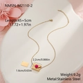 Macro di un ciondolo a busta dorata con cuore rosa e catena in acciaio da 45 cm - Stile Busta Cuore Rosa Oro (NMSN-M2110-2)