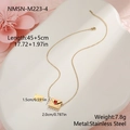 Dettaglio macro della collana a busta in oro 18k con cuore rosso e catena in acciaio - Stile Cuore Rosso Oro (NMSN-M223-4)