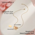 Dettaglio della collana a busta dorata con cuore rosa e specifiche delle dimensioni - Stile Busta Cuore Rosa Oro (NMSN-M2110-3)