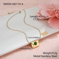 Dettaglio del ciondolo a busta in acciaio inossidabile dorato con cuore verde e misure - Stile Busta Cuore Verde Scuro Oro (NMSN-M2110-4)